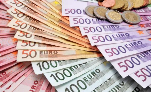 Geldscheine und Münzen Euro Kassensturz