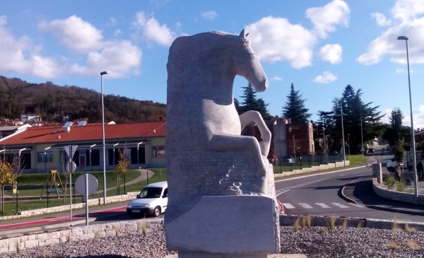 sezana-krozisce-konj2