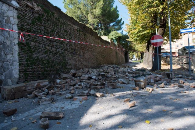 Terremoto. Tolentino, crolli in centro paese